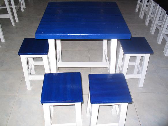 โต๊ะไม้จามจุรี ขนาด70*70*75พร้อมเก้าอี้ 4ตัว 