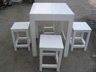 โต๊ะไม้สนขนาด 70x70x75 ทำสีขาวแสนสวย